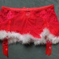 S/M нова червена еротична пола с бял пух и вградени жартиери за чорапи, снимка 4 - Бельо - 38871104