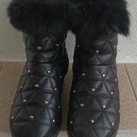 Дамски черни теглирани къси ботуши с пухчета., снимка 1 - Дамски апрески - 41898688