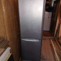 Продавам хладилник с фризер Indesit, снимка 4 - Хладилници - 44041534