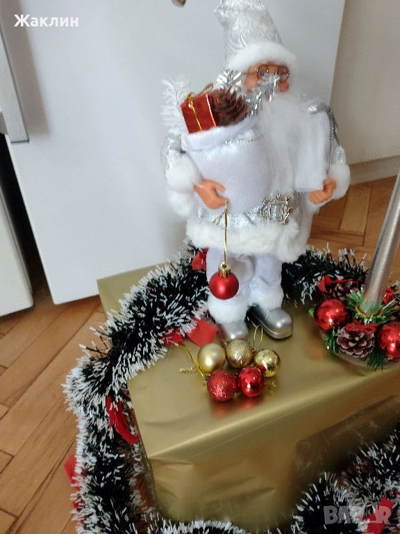 Коледна украса - дядо Коледа, свещник, гирлянди, топки, снимка 1