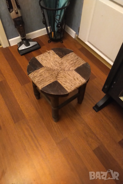 Стара табуретката  масивно дърво,ратан, снимка 1