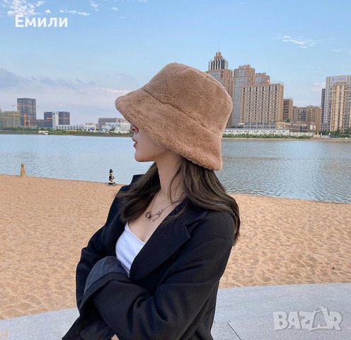 Дамска зимна плюшена шапка в кафяв цвят