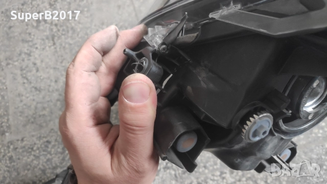 Продавам - оригинални ляв и десен фар за Тойота Ярис Крос за ремонт или части, снимка 4 - Части - 52015502