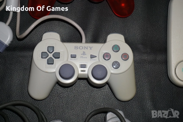 Два Оригинални PS1 Контролера/Оригинален Захранващ Адаптер за PS1/Оригинален AV Кабел за PS1 и PS2/, снимка 4 - PlayStation конзоли - 50079214