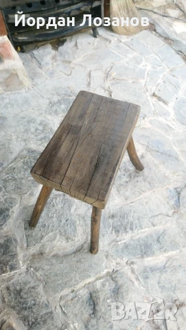 Дървено столче