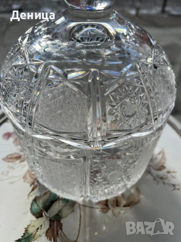 Бохемска кристална бонбониера Страхотна изработка, с много богата гравюра, която почти я покрива , снимка 4 - Аксесоари за кухня - 53117083