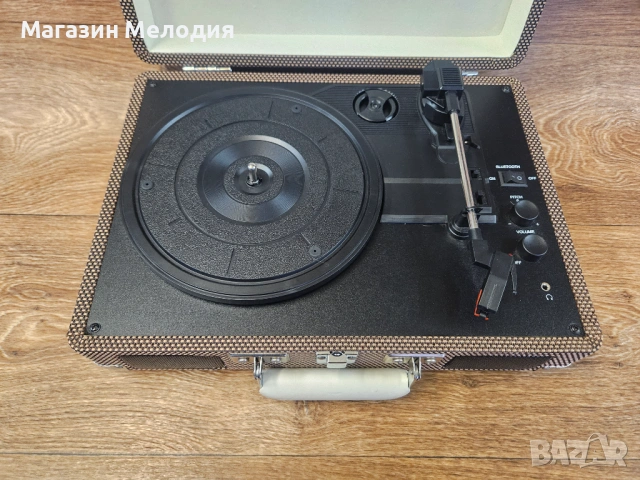 Грамофон в куфарче Crosley Cruiser Deluxe CR8005D – Bluetooth & Vintage Style, снимка 5 - Грамофони - 53778742