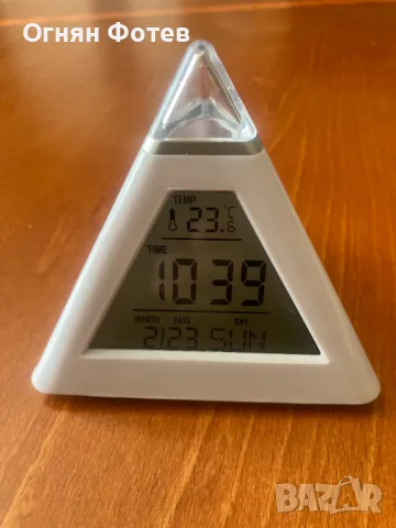 Часовник пирамида.