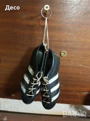 Стар сувенир футболни обувки за огледалото на москвича.