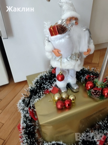Коледна украса - дядо Коледа, свещник, гирлянди, топки