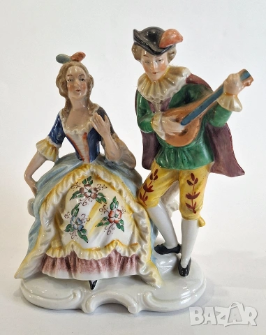 Порцеланова фигурка на дама и каеалер с музикален инструмент