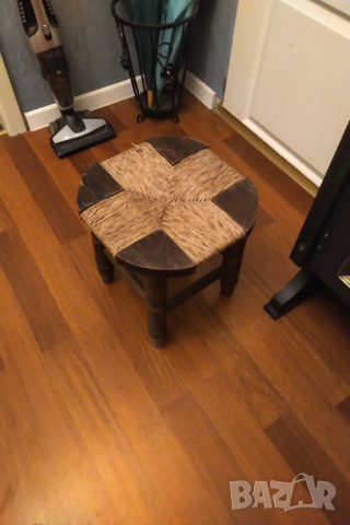 Стара табуретката  масивно дърво,ратан