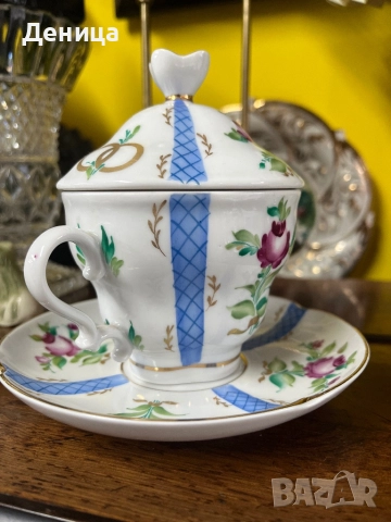 ЛФЗ червен печат Богато  украсена чаша за чай с чинийка и капак. Ръчно рисувани мотиви , снимка 4 - Антикварни и старинни предмети - 52880972