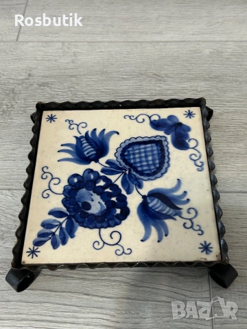 Старинна  поставка за горещо от ковано желязо и керамика 