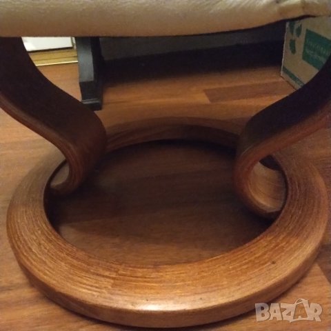 Стол нисък кожа и масив от края на 60  те год намален , снимка 6 - Дивани и мека мебел - 41879117