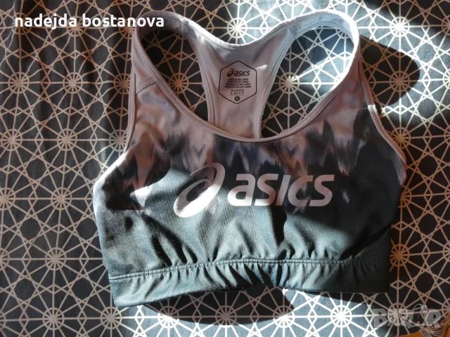 продавам дамски спортен сутиен на матката asics,размер s