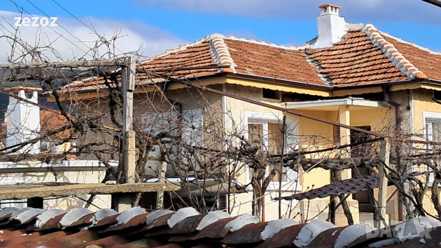 Къща с голям двор с.Ветрен