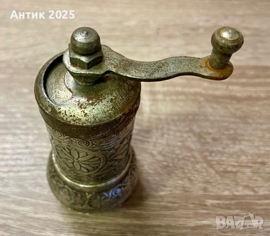 Стара ръчна ориенталска мелничка за кафе / подправки – метална, работеща, снимка 5 - Антикварни и старинни предмети - 53651472