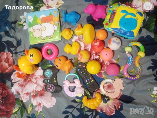 лот играчки за бебе гризалки/дрънкалки/гумени патета/меки книжки 