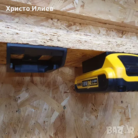 DeWalt Девалт Държач Стойка за Стена за Акумулаторна Батерия 18V 6бр, снимка 6 - Други инструменти - 47339401