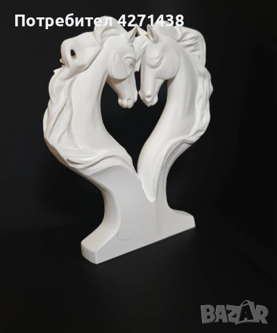 Статуетка с два каня във формата на сърце