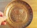 Старинна медна чиния с МЕНОРА, медно пано - еврейски седемсвещник- внос от Израел, Йерусалим, снимка 1 - Антикварни и старинни предмети - 34280371