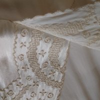 19 век Дамска нощница бродирана  бял копринен сътен, снимка 6 - Антикварни и старинни предмети - 41703315