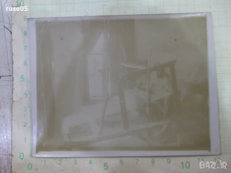 Снимка стара зад тъкачния стан, снимка 1