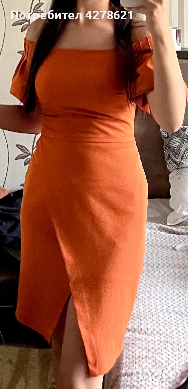 Стилна оранжева рокля с открити рамене, която подчертава фигурата и придава модерна, женствена визия, снимка 1