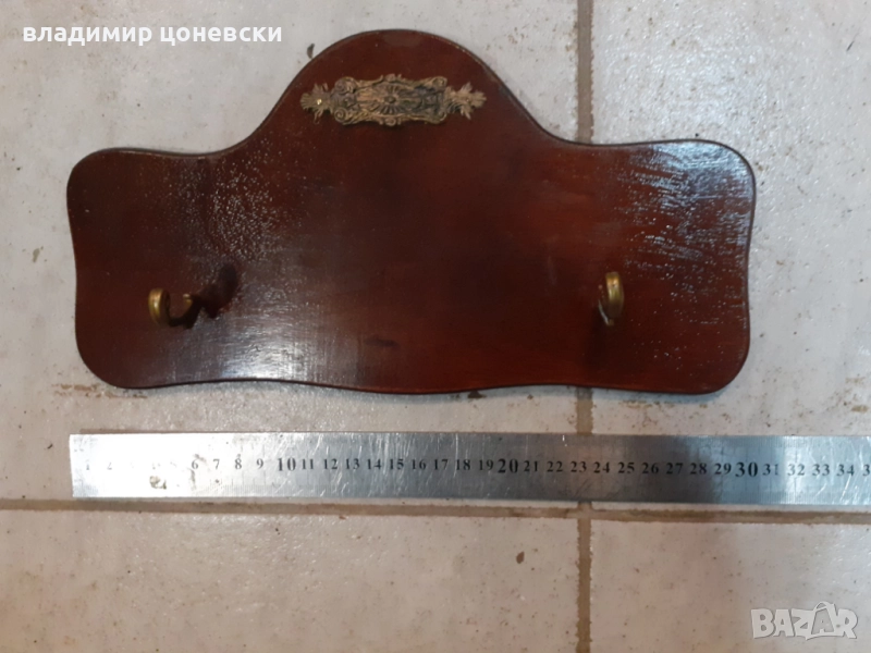 Дървена стойка за стена за пистолет,пищов,нож и др., снимка 1