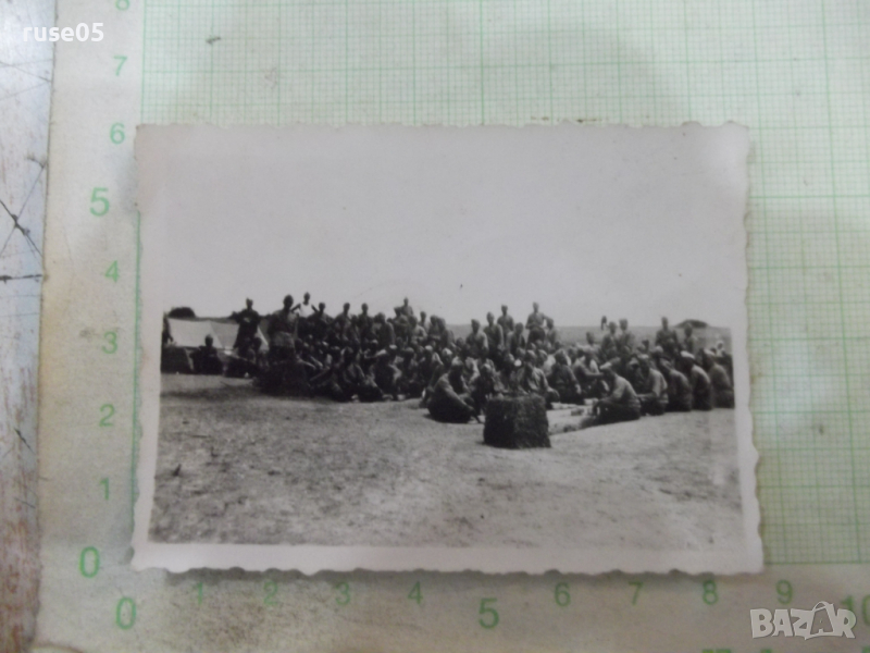 Снимка стара на група войници в почивка, снимка 1