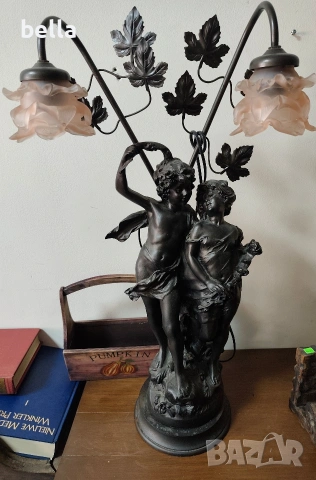 Изящна настолна лампа с впечатляващи размери и класически дизайн