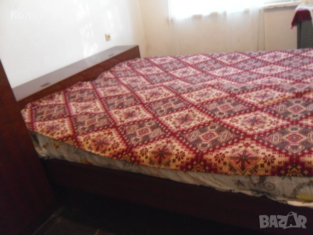 Спалня с четирикрилен гардероб