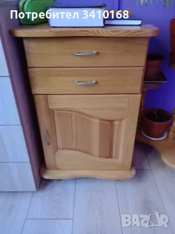 Шкафче от масивно дърво 