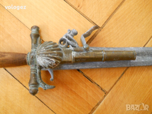 Старинна френска кама с вграден кремъчен пистолет -  (реплика), снимка 3 - Антикварни и старинни предмети - 40038574