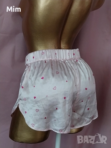 М/L Сатенени розови шорти с червени сърца, снимка 5 - Къси панталони и бермуди - 52658318