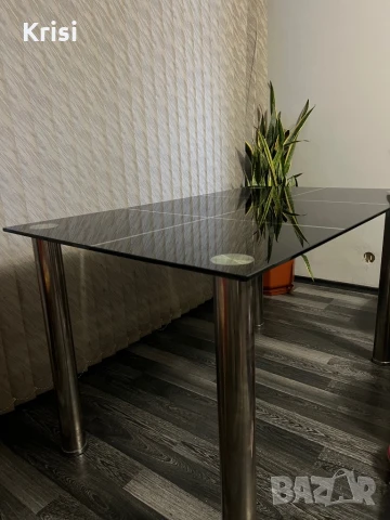 Стъклена трапезна маса