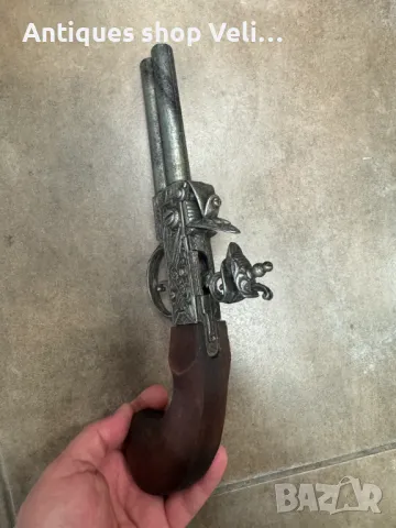 Чифт декоративни пищови №6958 Чифт кремъчни пистолети изработени от метал с дървен приклад. Механизм, снимка 8 - Други ценни предмети - 50419836