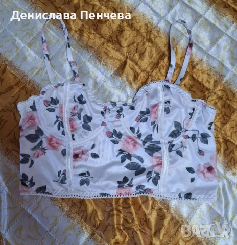 Къс бял потник с рози