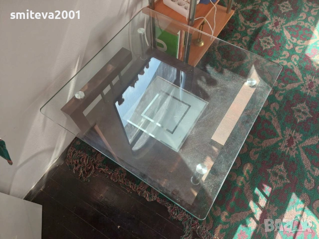 Атрактивна дървена и стъклена холна маса с метални елементи., снимка 3 - Маси - 53848559