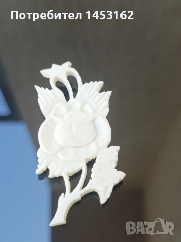 Старинна брошка от кост-роза