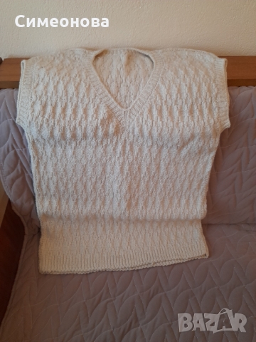 Вълнен пуловер