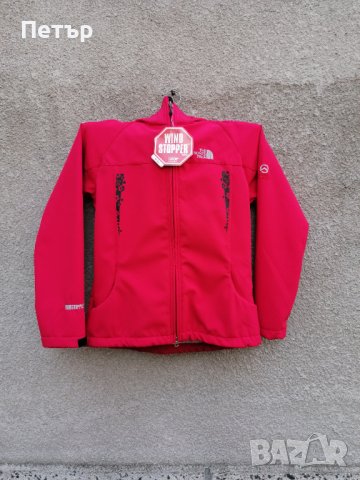 Продавам чисто ново дамско червено яке софт шел The North Face