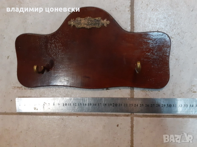 Дървена стойка за стена за пистолет,пищов,нож и др.