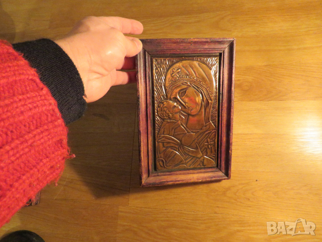 Стара красива медна икона на Богородица с младенеца в дървена рамка - притежавайте тази икона и нека, снимка 2 - Икони - 36117714