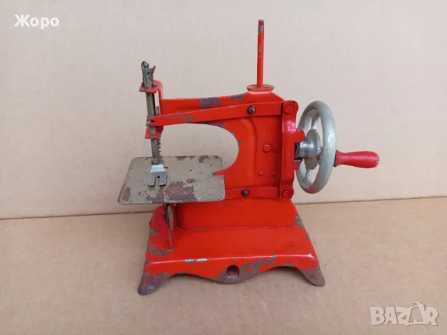 ламаринена метална играчка шевна машина 60те