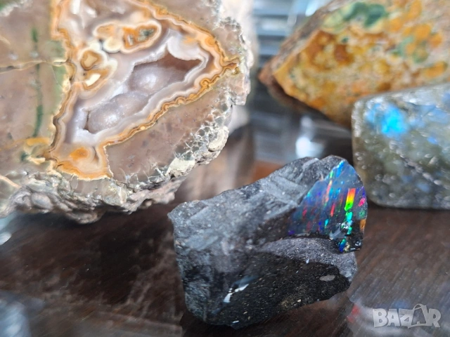 Хондураски опал - рядък с ефект игра на цветове. Полиран директно върху скалата. , снимка 3 - Други ценни предмети - 53519428