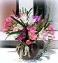 Фрезии в глинена кашпа, снимка 1 - Изкуствени цветя - 41920721