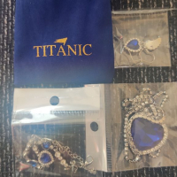 Комплект на Титаник: огърлица, гривна и обеци в оригинална опаковка., снимка 1 - Бижутерийни комплекти - 36279445