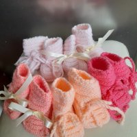 Ръчно плетени бебешки терлички, снимка 1 - Бебешки обувки - 42270097